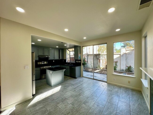 Building Photo - 39836 Potrero Dr