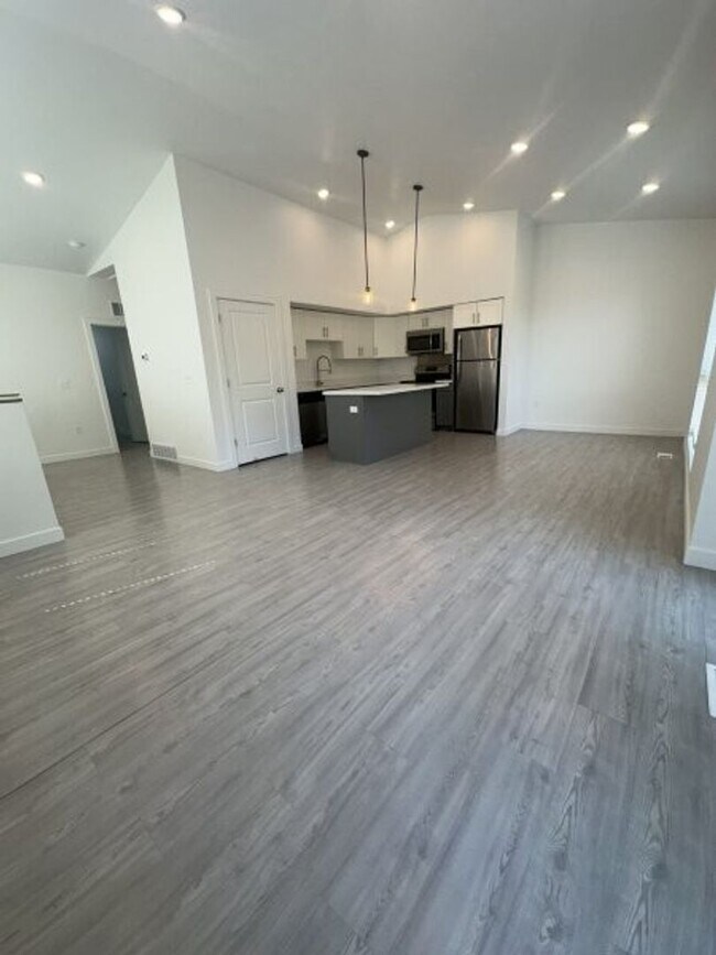 Building Photo - 572 E 3860 S
