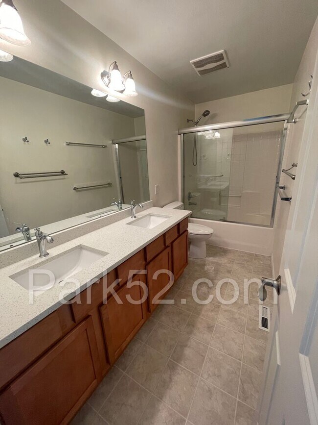 Building Photo - Spacious 4 Bedroom Home in DuPont