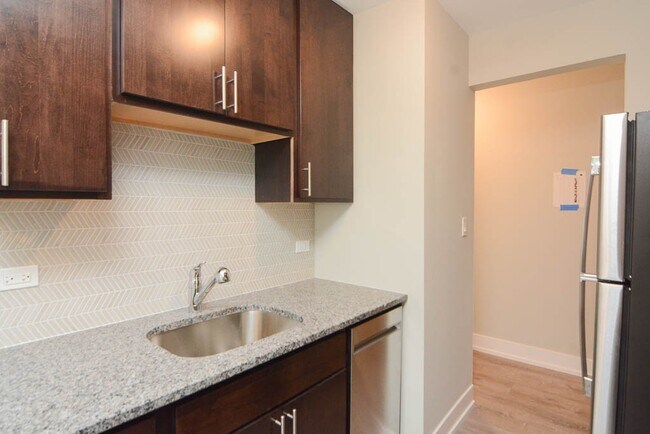 Building Photo - 533 W Surf St