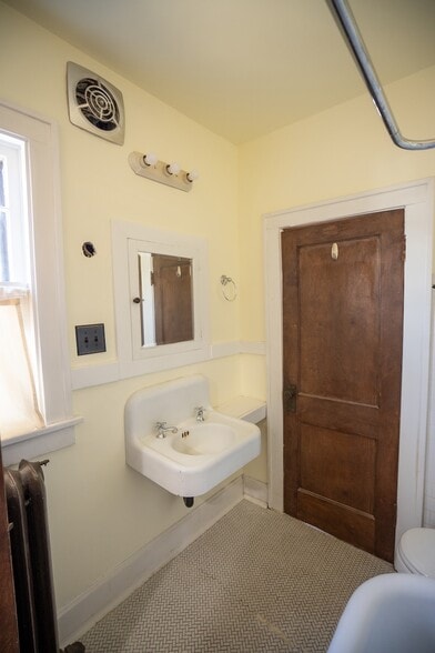 Building Photo - 707 W 44th St