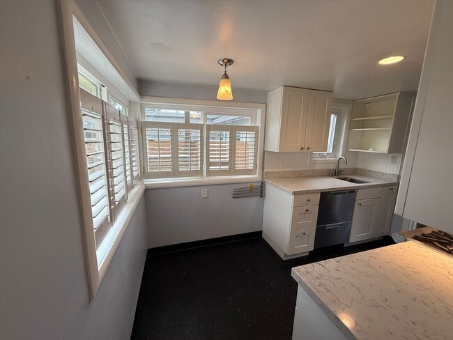 Building Photo - CHARMING ONE BEDROOM / ONE BATHROOM MILL V...