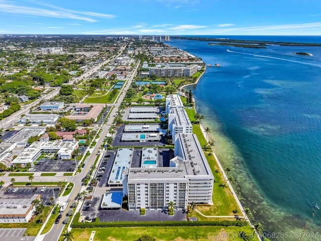 Building Photo - 301 Lake Shore Dr