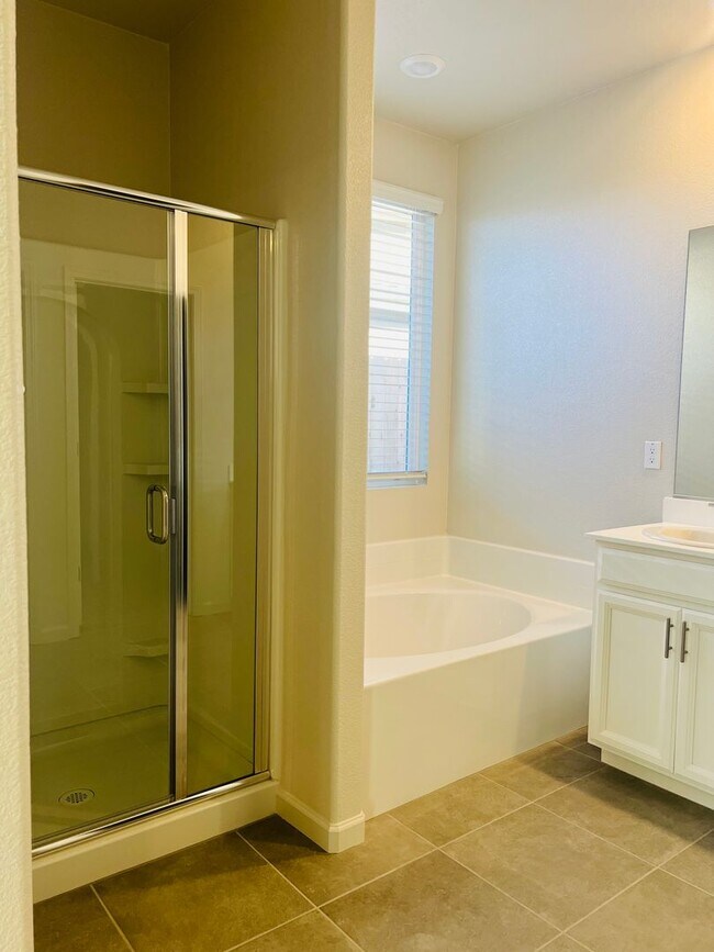 Building Photo - Beautiful 4 bed/2 bath Meritage Home in El...
