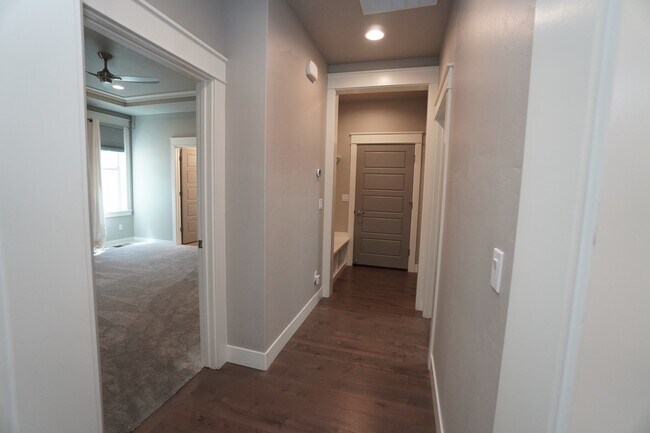 Building Photo - 407 W Pavilion Ln