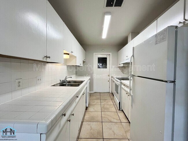 Building Photo - 944 Patricia Dr