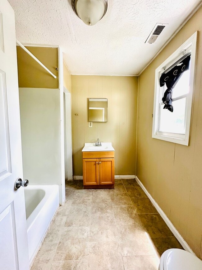 Building Photo - Updated FOUR bedroom home in South Louisville
