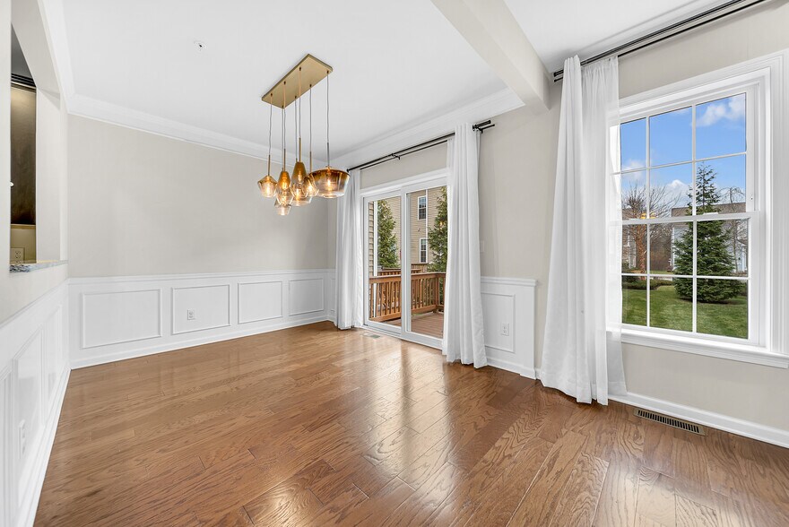 Building Photo - 5 Chestnut Crk