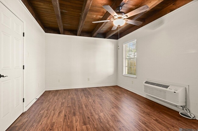 Building Photo - 2963 Greenwood Dr