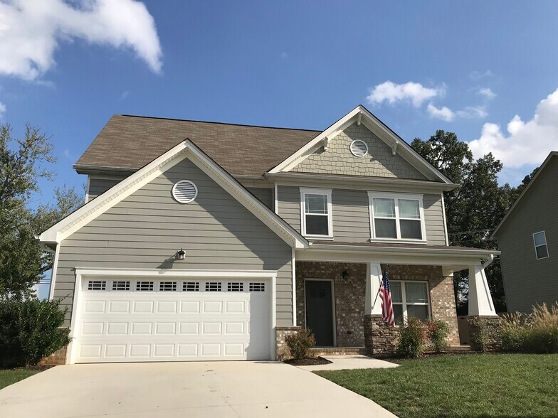 Building Photo - 7506 Hampstead Hall Dr