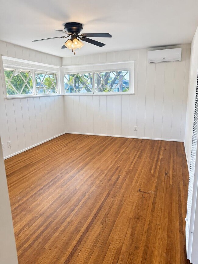 Building Photo - 12811 Oxnard St