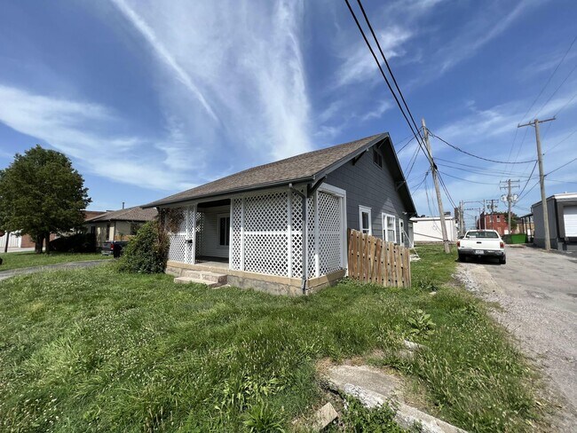 Building Photo - Newly renovated 2 bed 1 bath in Aurora, Missouri!
