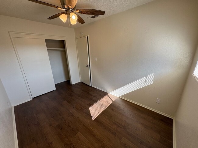 Building Photo - 3939