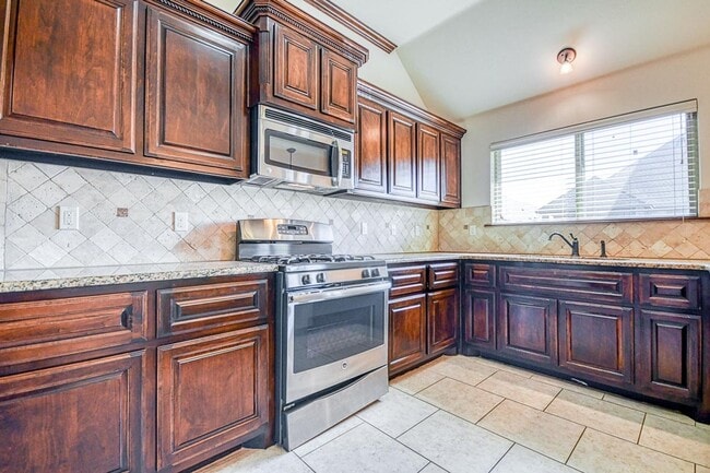 Building Photo - Beautiful home in desired Williamson Farms!