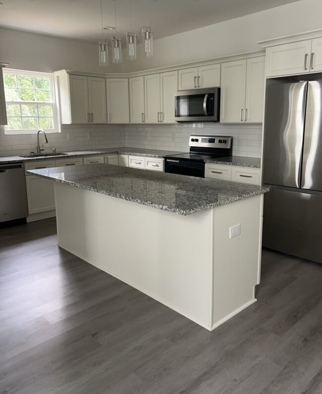 Building Photo - !! SPECIAL HALF OFF SECOND MONTHS RENT!!! Modern Charm Meets Classic Comfort in This Renovated 3-...