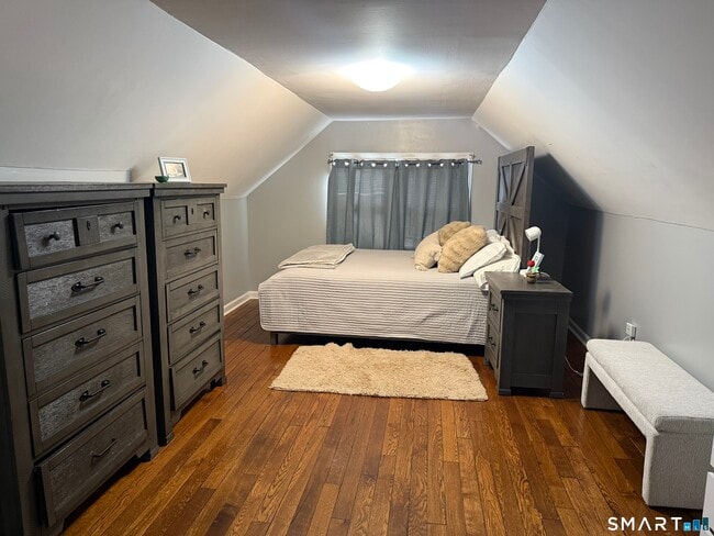 Building Photo - 507 Queen St