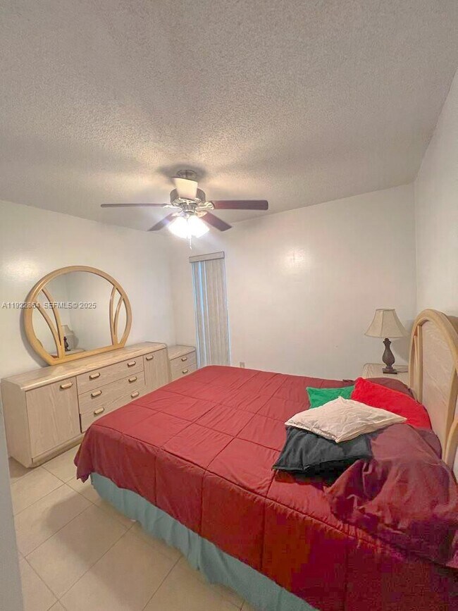 Building Photo - 5234 NE 6th Ave