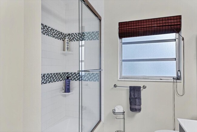 Building Photo - Charming 3 Bed/2 Bath + Den Home in Ringling Park – Minutes to Downtown Sarasota!