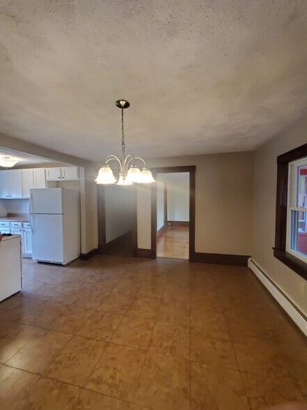 Dining Area - 201 W Meadow Rd
