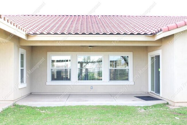 Building Photo - Spacious Custom Home Near Lindsay and McKe...