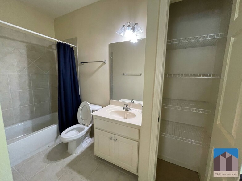 Building Photo - 1377 Greencrest Ct