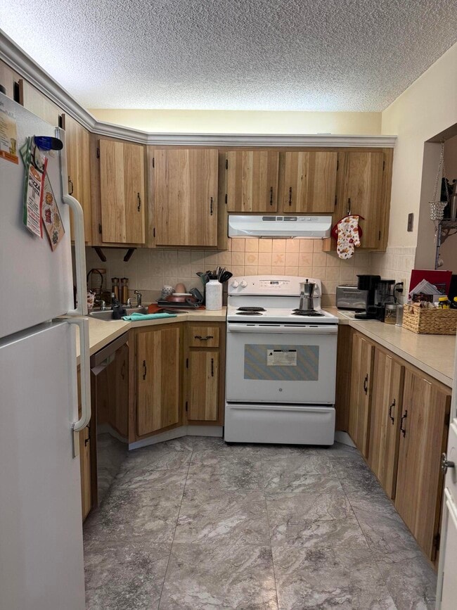 Building Photo - 329 Knotty Pine Cir