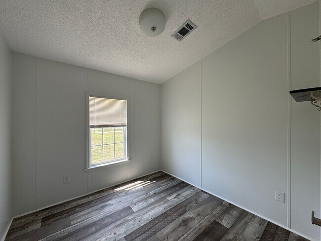 Building Photo - 16206 Wood Dr