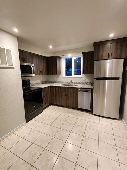 Building Photo - 852 N 50 W