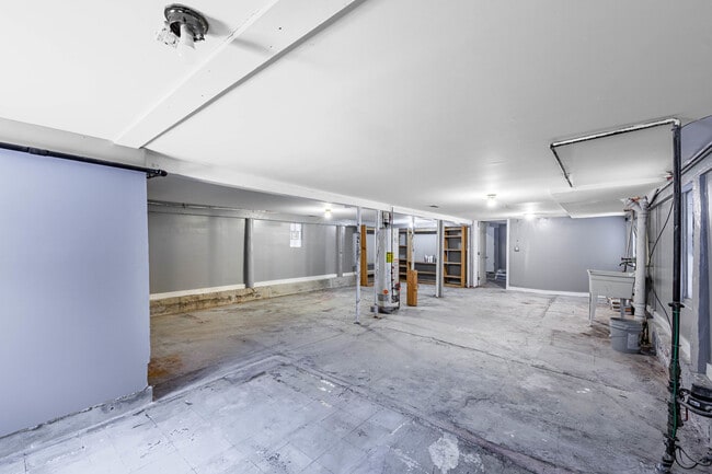 Building Photo - 2446 W 69th St