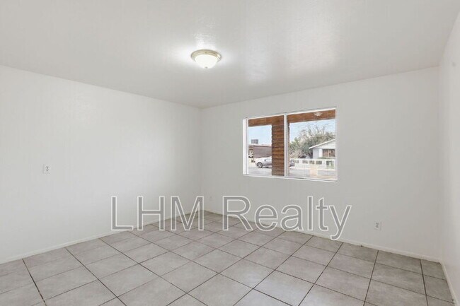 Building Photo - 5321 W Lewis Ave