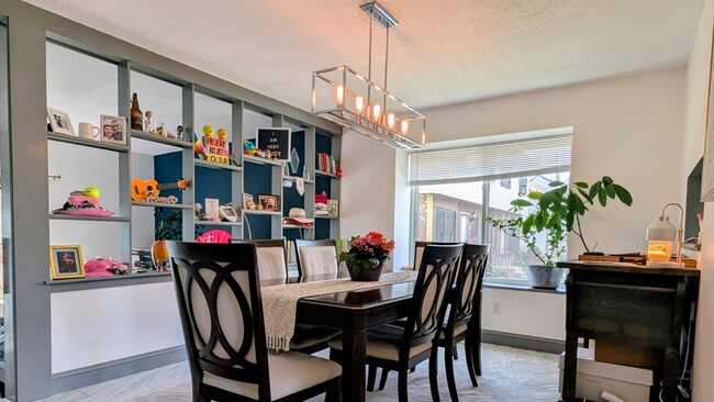 Building Photo - 2 Bed 1.5 Bath Condo