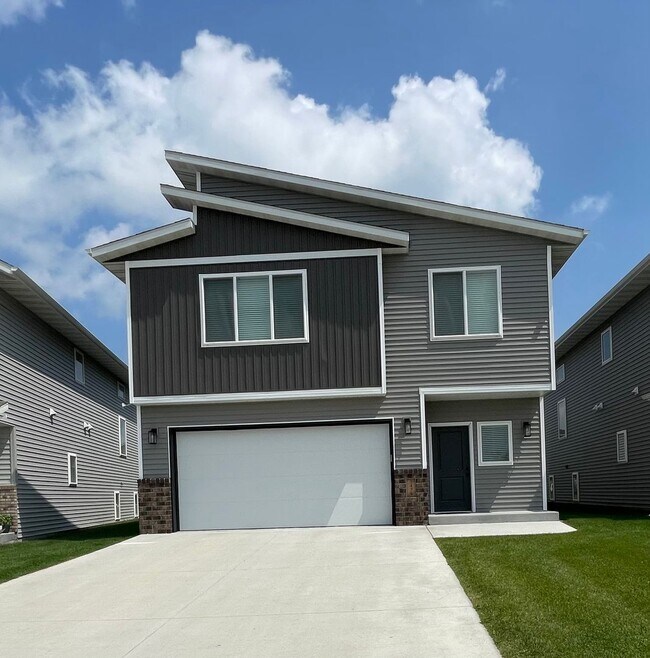 Building Photo - 4-bedroom, 3-bathroom South Fargo Single-F...