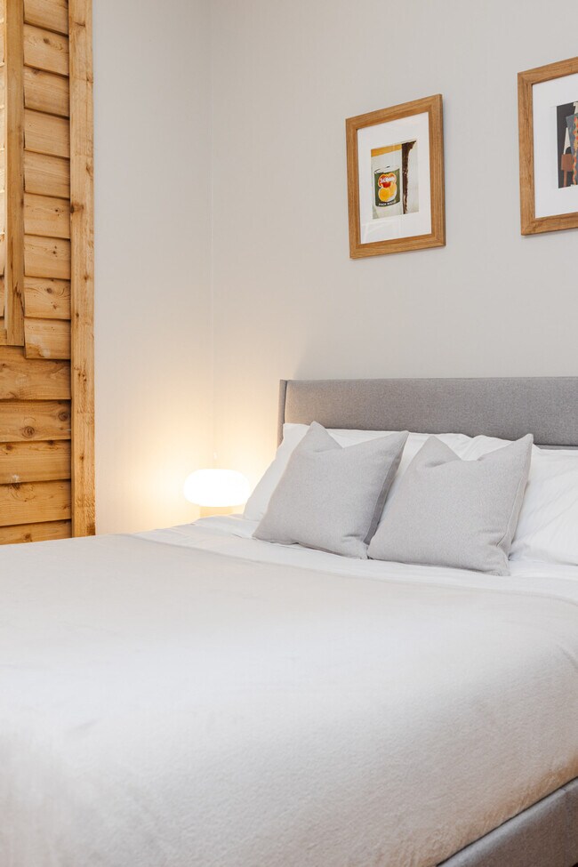 Building Photo - 1304 Broadway-ID1056031P