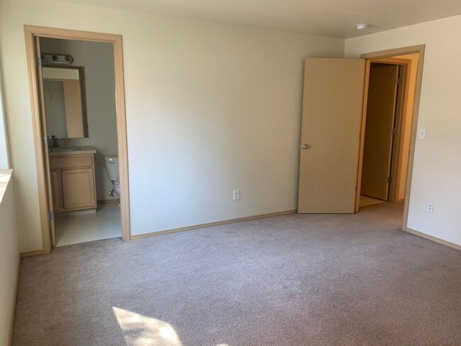 Building Photo - Camas Townhome with Beautiful Grey Laminate Flooring and Attached Garage