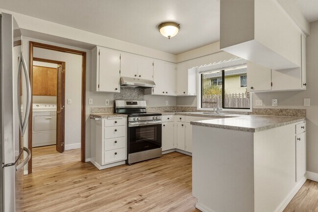 Building Photo - Move in ready NOW! Desirable west side location! 2 bed/ 1.75 bath. Olympia school district.