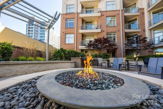 Building Photo - 425 W Trade St