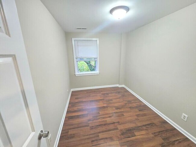 Building Photo - 4 Bedrooms 2 Bathroom