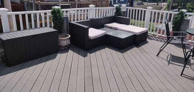 Building Photo - Chamring 2-Bedroom Locust Point Townhome w/ Deck