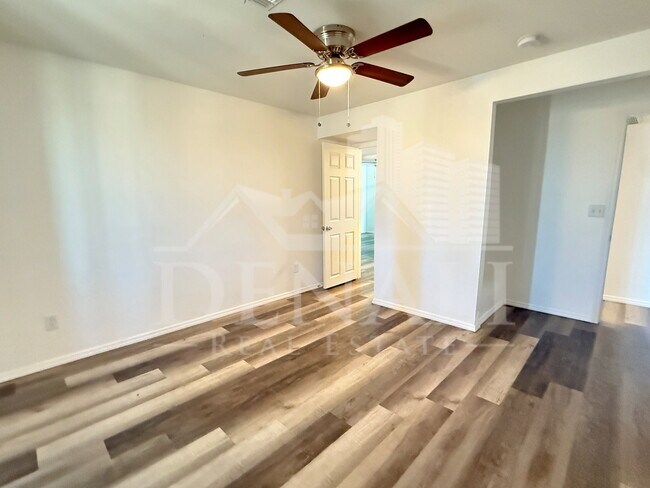 Building Photo - 2027 N 66th Dr
