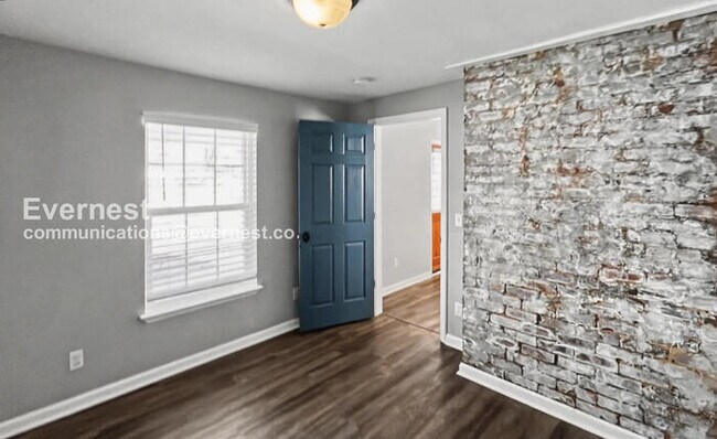 Building Photo - 3 Bed, 2 Bath Home with Fenced Yard / Pet-Friendly / Available Now!