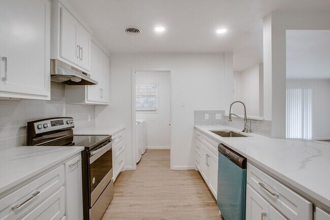 Building Photo - Pre Leasing for Fall 2026! 4/3 in Medical District