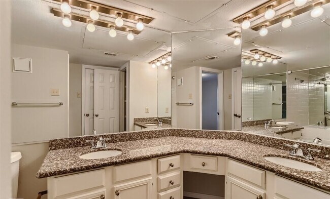 Building Photo - 16301 Ledgemont Ln