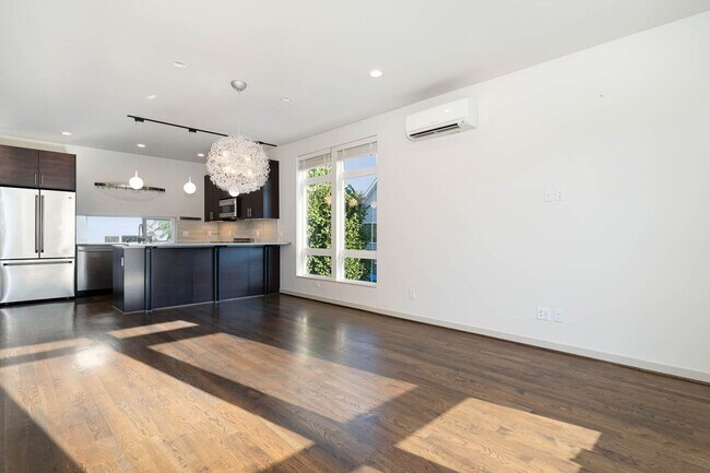 Building Photo - 3bd/1.75ba Seattle Townhome