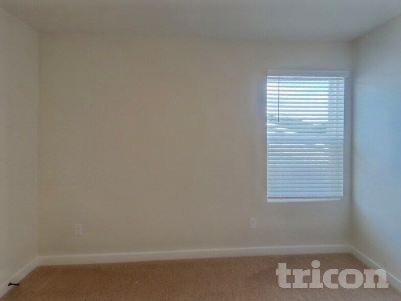 Building Photo - 1209 Crested Iris St