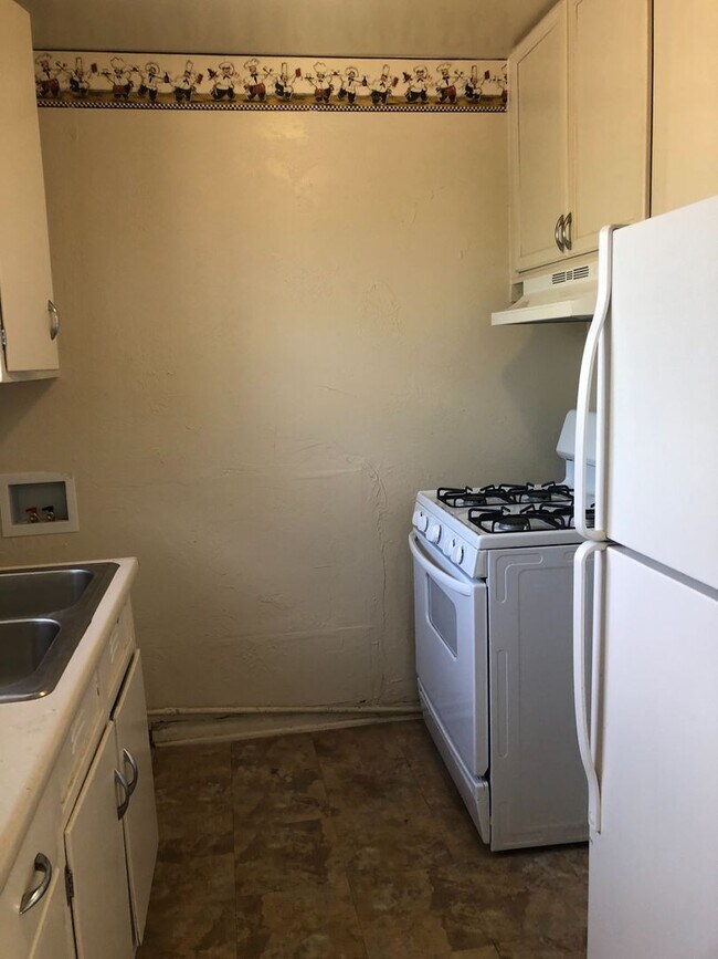 Building Photo - Paramount Duplex 2 Bedroom, 1 Full Bathroo...