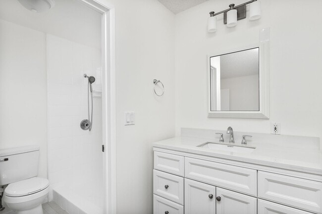 Building Photo - Stunning 4-Bedroom Simi Valley Home with P...