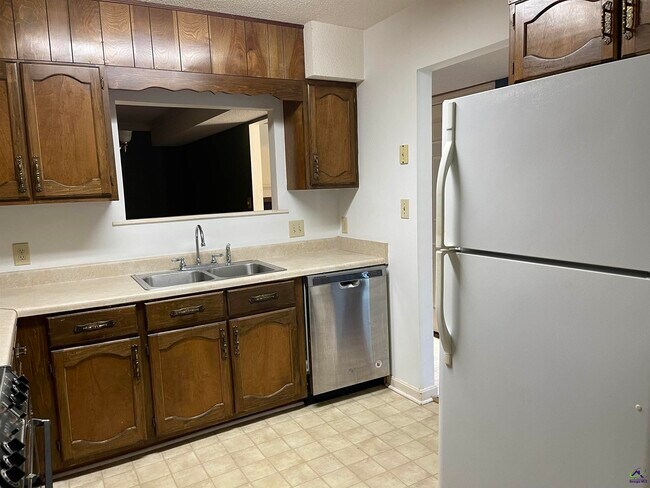 Building Photo - 104 Williamsburg Ave