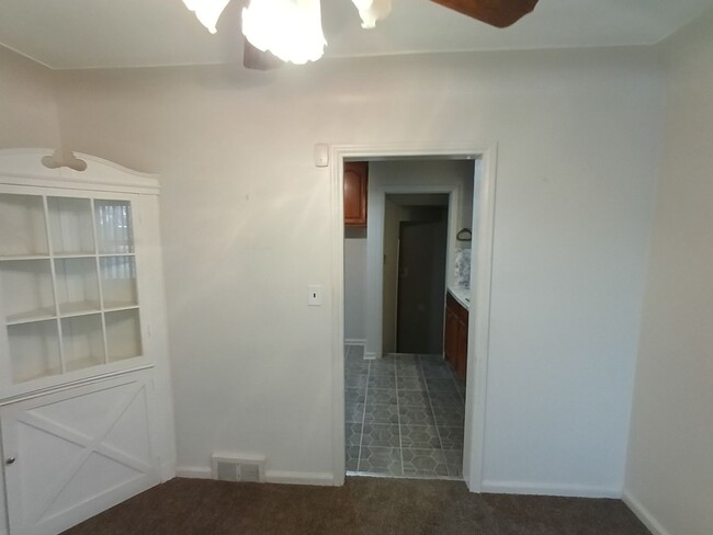 Building Photo - 3 bedroom 1 bathroom on the Westside NOW A...