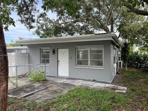 Building Photo - 325 SW 14th Ct