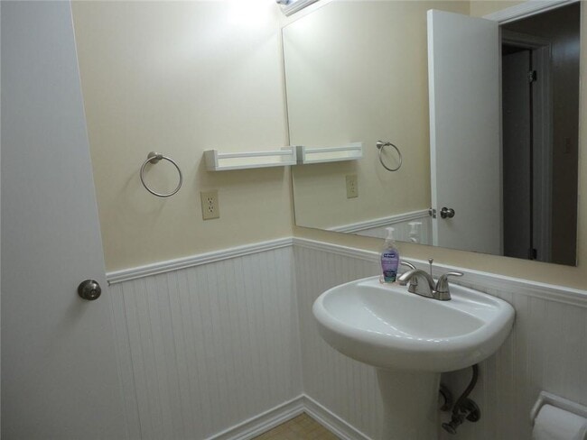 Building Photo - 403 Northdale Ct